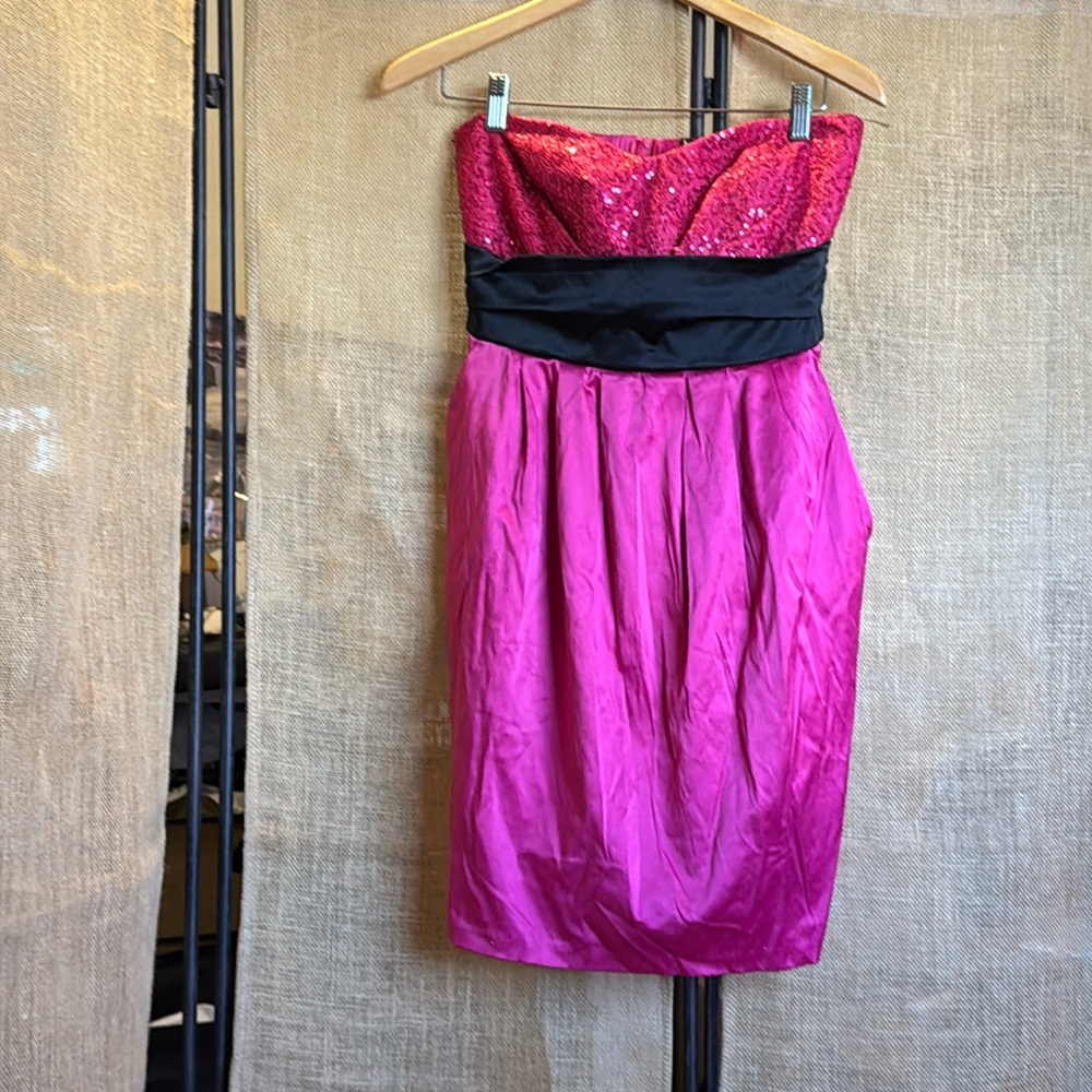 RED SEQUINED STRAPLESS DRESS